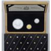 Image 1 : 1989 Canada 10th Anniversary commemorative 3-Coin 1/10 Platinum, 1/10 Gold & 1 ounce Silver Maple Le