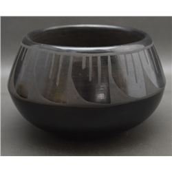 SANTA CLARA POTTERY BOWL (MINNIE)