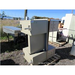 PALLET: 2 METAL & WOOD OFFICE DESK (print sequence:) 15238