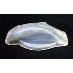 French opalescent glass fish pin tray, 12cm in length…