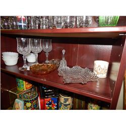 SHELF OF COLLECTABLE DISHWARE - FIRE KING - AMBER GLASS AND MORE