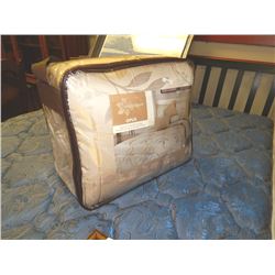 NEW - QUEEN SIZE BED IN A BAG SET - 7PCS - GOLD JACQUARD