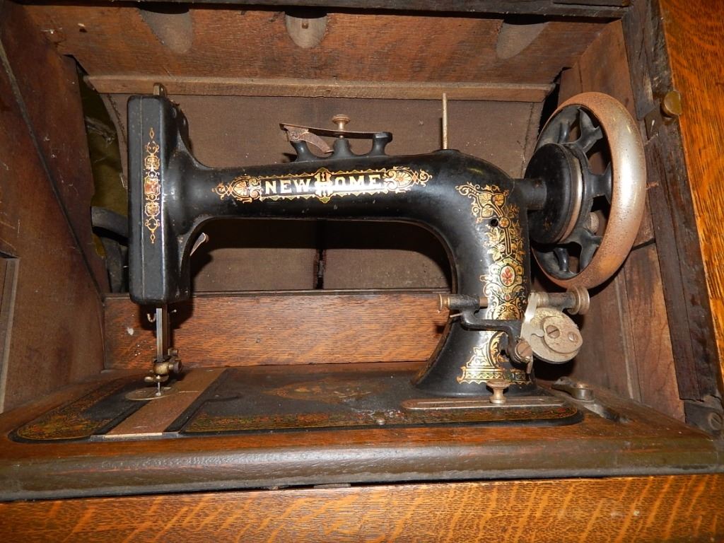SEWING MACHINE VINTAGE NEW HOME TREADLE SEWING MACHINE OAK CASE AS IS