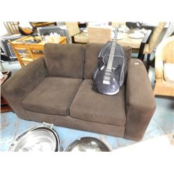 CONTEMPORARY BROWN UPHOLSTERED LOVE SEAT