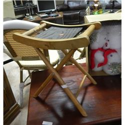 WOOD FOLDING SADDLE STOOL