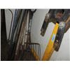 Image 1 : LOT 5 ASSORTED PITCHFORKS SHOVELS