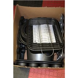 ESTATE BOX OF BAKEWARE