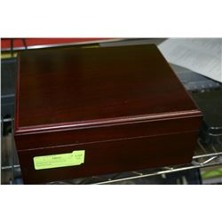 HUMIDOR WITH BUILT IN BAROMETER