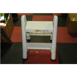 RUBBERMAID FOLDING STEP STOOL