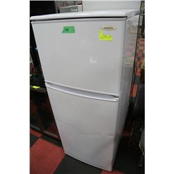 WHITE SIMPLICITY APARTMENT SIZE FRIDGE