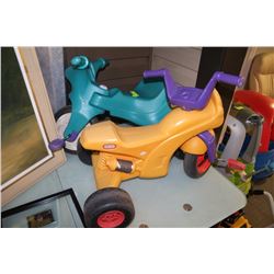 2 PEDAL RIDING TRIKES