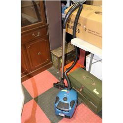 BLUE BISSEL EASY VAC WITH RETRACTABLE