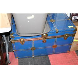 VINTAGE ESTATE CEDAR LIGNED METAL TRUNK