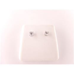 171-25772:18K white gold diamond stud earrings
