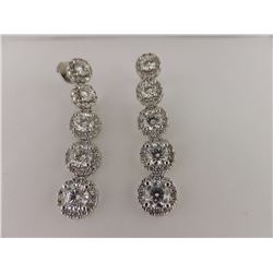 177-10052:18K white gold diamond drop earrings