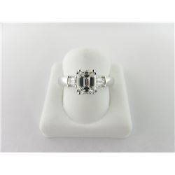 135-14419:18K white gold diamond ring