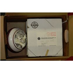 SET O 3 COLLECTIBLE BRADFORD PLATES + PLANT HANGER