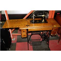 ANTIQUE SINGER SEWING MACHINE