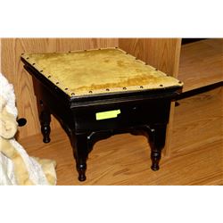 DIAMOND SHAPED FOOT STOOL