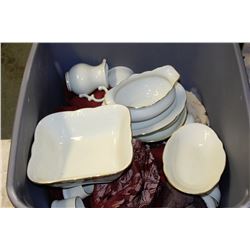 BOX WITH CERAMIC DISH SET