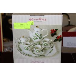 HOLLY COLLECTION 10PC PORCELAIN MINI TEA SET