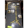 Image 1 : HALOGEN WORK LIGHT WITH STAND - 1000V