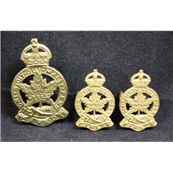 D272. Royal Montreal Regiment Cap/Collar badge lot