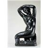 Image 1 : FEMME ACCROUPIE...