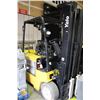 Image 2 : YALE ELECTRIC 3 STAGE 5550LB CAPACITY FORKLIFT WITH CHARGER