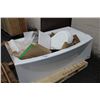 Image 1 : 2 PALLETS WITH SINK, BATHTUB AND 2 TOILETS