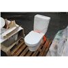 Image 2 : 2 PALLETS WITH SINK, BATHTUB AND 2 TOILETS