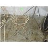 Image 2 : VINTAGE OVAL METAL WIRE PLANTER STAND