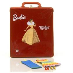 Garderob, Barbie Midge, innehåller kläder, skor, skidor mm. SEK 800-1.000...