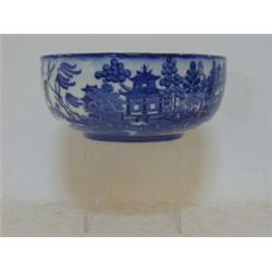 A MINTONS FRUIT BOWL, c.1900, underglaze blue willow pattern, diameter 20cm  20-30...
