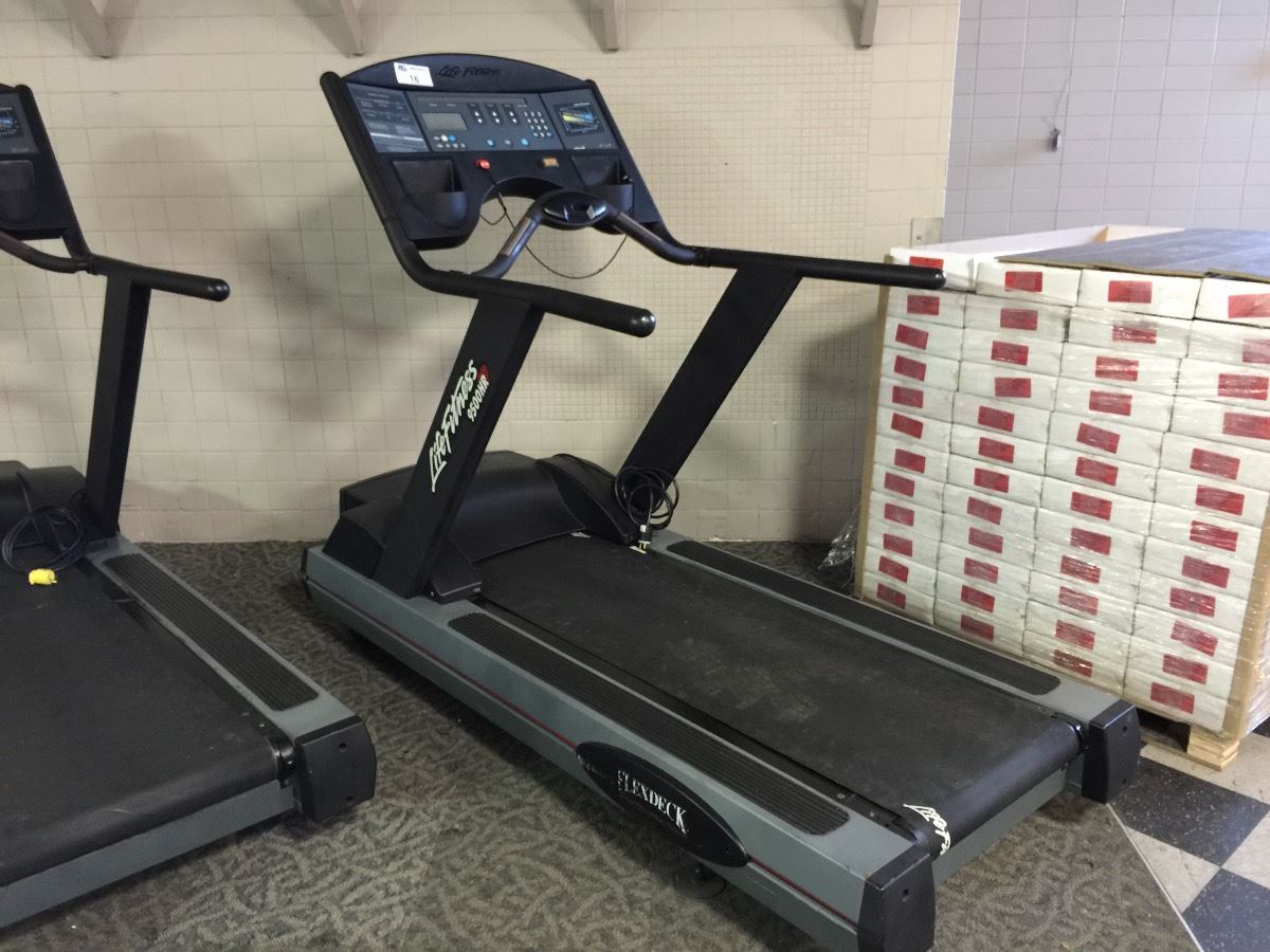 LIFE FITNESS 9500HR COMMERCIAL TREADMILL WITH FLEXDECK