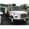 Image 2 : 1999 FREIGHTLINER MODEL FL70 SINGLE AXLE FLAT BED TRUCK, 6 SPEED, CUMMINS 6 CYL TURBO ENGINE,