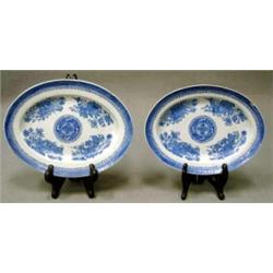 ORIENTAL WORKS OF ART 1,  2 FAT, SNARLIK STORLEK,  BLÅ EMALJDEKOR AV BLOMMOR, KINA C. 1800, UR SA…