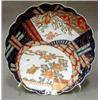 Image 1 : ORIENTAL WORKS OF ART 1, FAT, VÅGIG KANT, DEKOR AV DJUR OCH PIONER I JÄRNRÖTT PÅ BLÅ GRUND, IMARI…