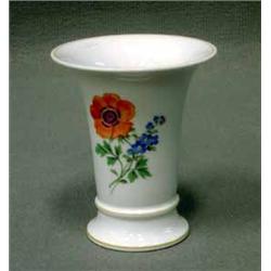 EUROPEAN CERAMIC 1, VAS, MEISSEN, UTSVÄNGD MYNNING, DEKOR AV POLYKROMA BLOMMOR, H14…