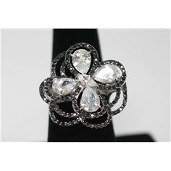 BEAUTIFUL .925 STERLING SILVER FLOWER SHAPE RING W/BLAC