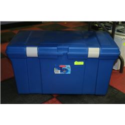 BLUE RUBERMAID HINGED LOCKABLE TOTE-