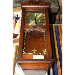 DANIEL  DAKOTA   PENDULUM CLOCK, WITH KEY