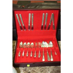 ESTATE CUTLERY SET IN WOODEN CASE