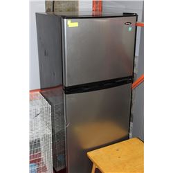 DANBY BLACK & STAINLESS APARTMENT SIZE FRIDGE