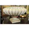Image 1 : CENTERPIECE IVORY FINISHED VASE