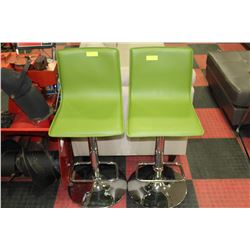 2 SHOWHOME CHROME & GREEN HYDRAULIC LIFT BARSTOOLS