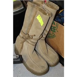 LADIES WINTER BOOTS - SIZE UNKNOWN