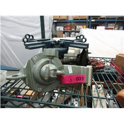 3 Metal bench vises