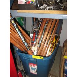 Tote of new cricket bats & posts