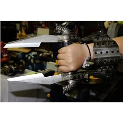 DECORATIVE TRIPLE BLADED KNUCKLE BLADE